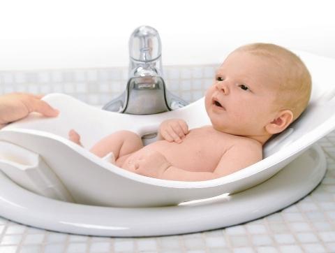 Hvad skal forældre vide, når de forbereder barnets første badning?