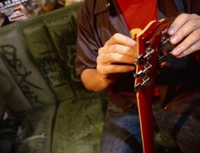Hvad er strengene til akustisk guitar?