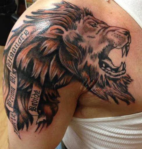 Tattoo på skulderen. Lion at fylde - og symbolsk og smuk