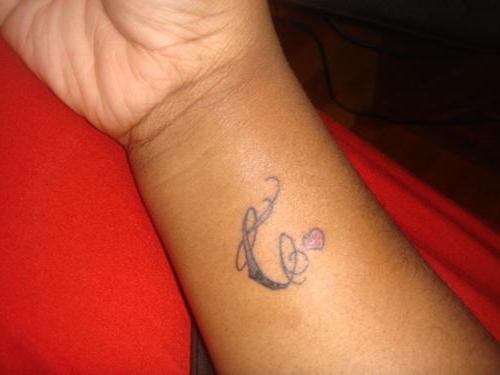 Hvad kan betyde en tatovering med bogstavet "C"